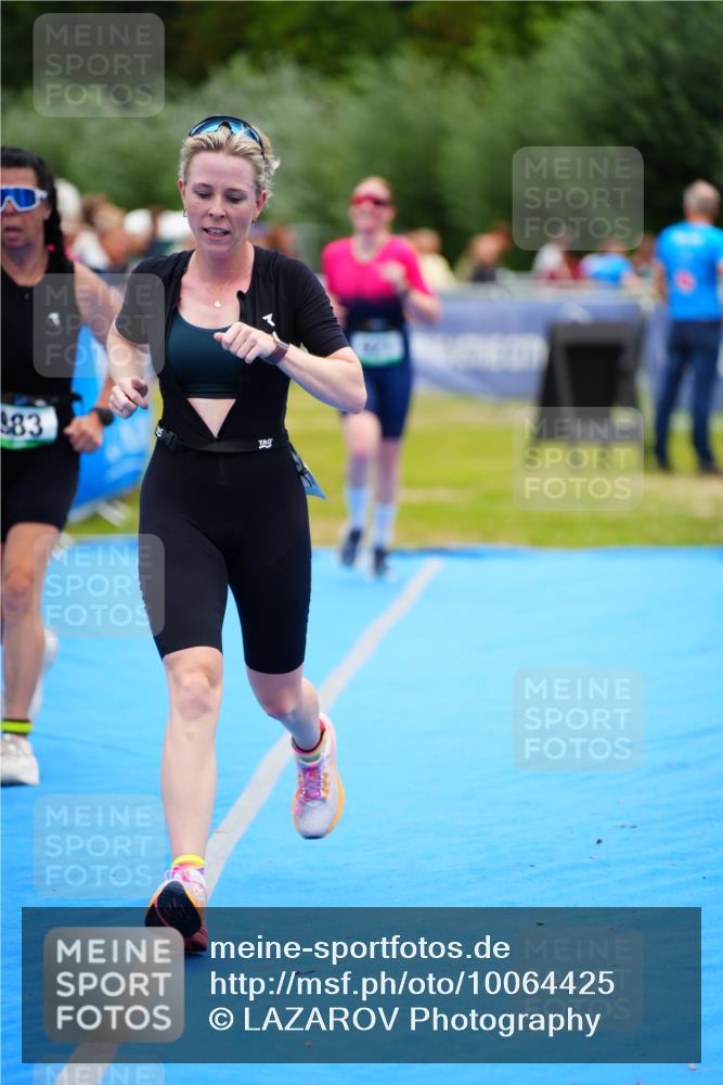 30.08.2026 - Elbe Triathlon Hamburg LAZAROV Photography http://msf.ph/oto/10064425 30.08.2026 12:04:49 Ziel 921, 983, 1127 meine-sportfotos.de