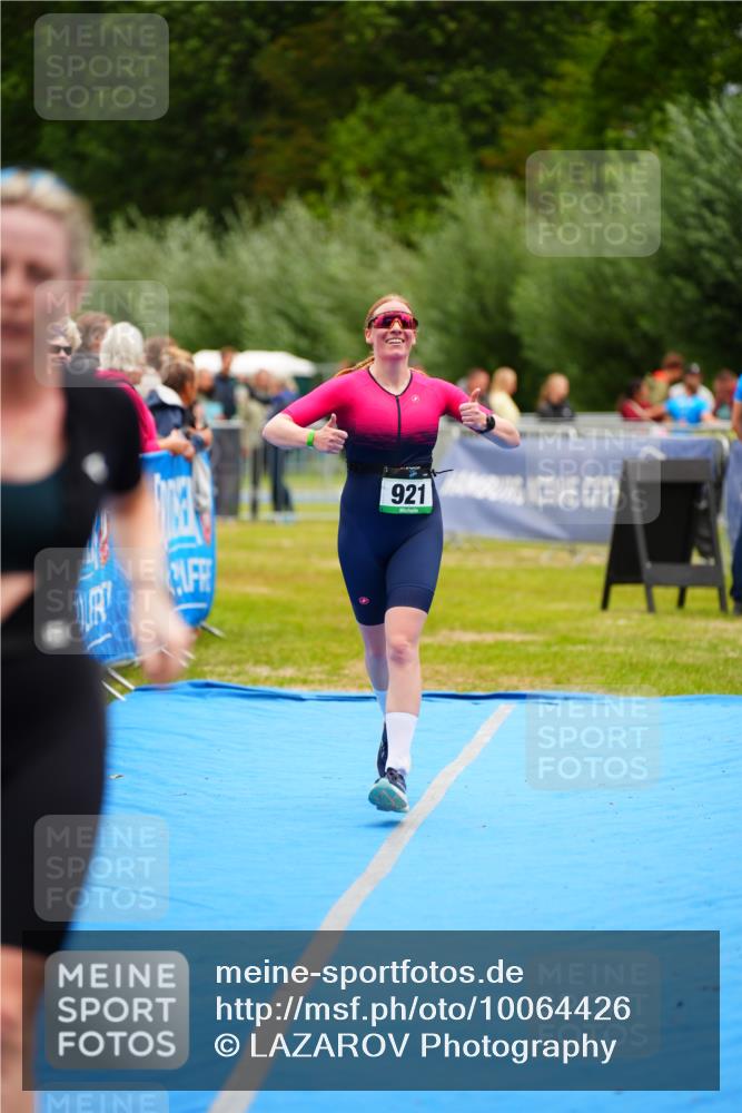 30.08.2026 - Elbe Triathlon Hamburg LAZAROV Photography http://msf.ph/oto/10064426 30.08.2026 12:04:50 Ziel 921, 983, 1127 meine-sportfotos.de