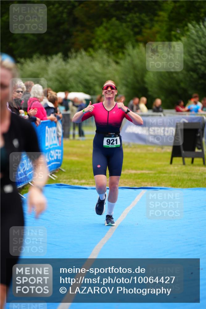 30.08.2026 - Elbe Triathlon Hamburg LAZAROV Photography http://msf.ph/oto/10064427 30.08.2026 12:04:50 Ziel 921, 983, 1127 meine-sportfotos.de