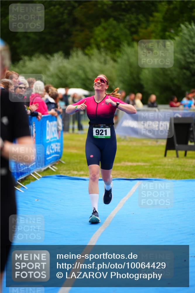30.08.2026 - Elbe Triathlon Hamburg LAZAROV Photography http://msf.ph/oto/10064429 30.08.2026 12:04:50 Ziel 921, 983, 1127 meine-sportfotos.de