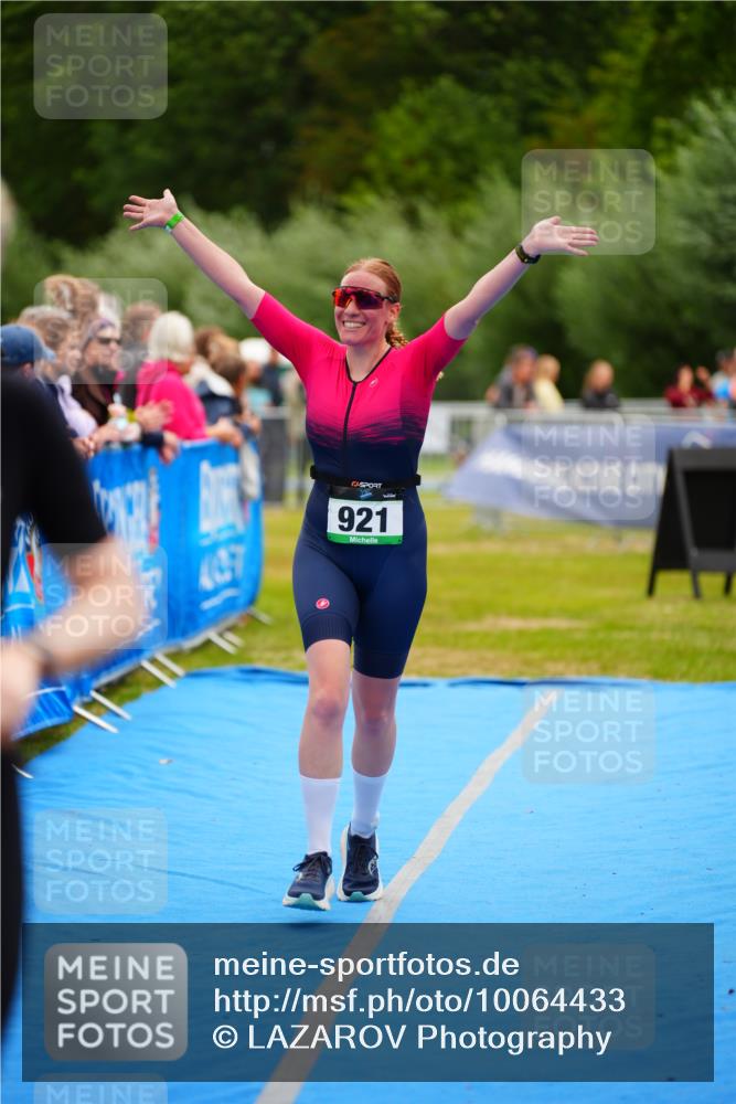 30.08.2026 - Elbe Triathlon Hamburg LAZAROV Photography http://msf.ph/oto/10064433 30.08.2026 12:04:51 Ziel 921, 983, 1127 meine-sportfotos.de