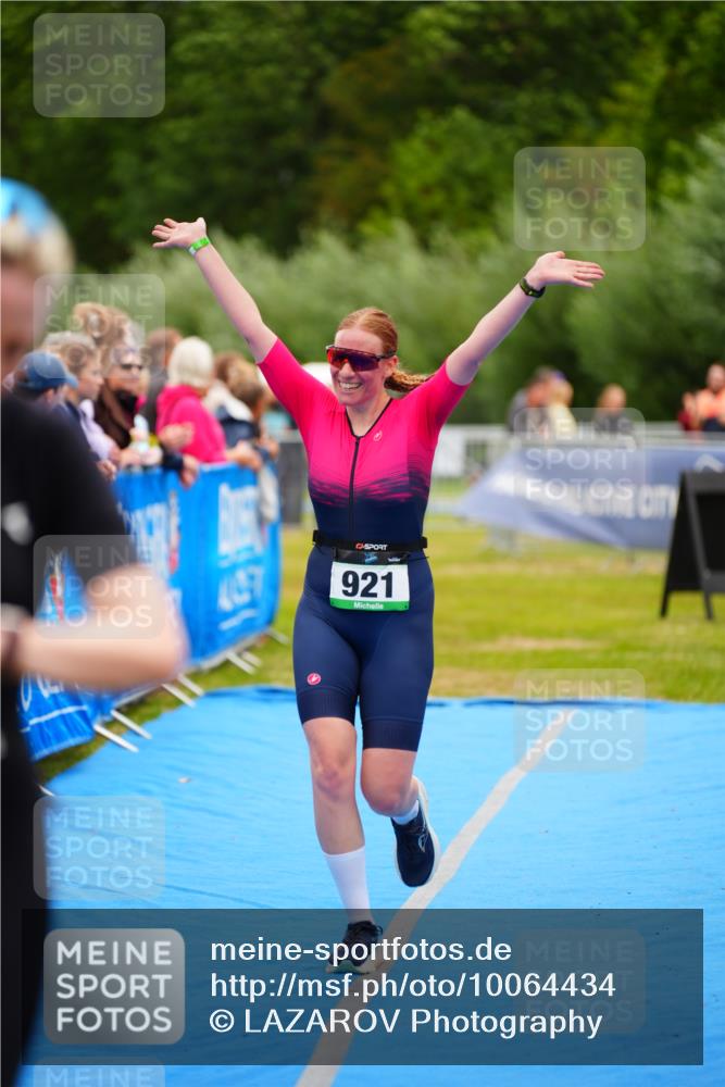 30.08.2026 - Elbe Triathlon Hamburg LAZAROV Photography http://msf.ph/oto/10064434 30.08.2026 12:04:51 Ziel 921, 983, 1127 meine-sportfotos.de