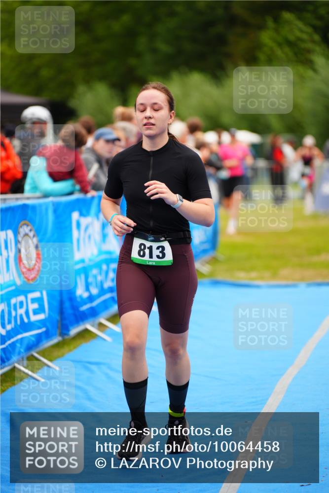 30.08.2026 - Elbe Triathlon Hamburg LAZAROV Photography http://msf.ph/oto/10064458 30.08.2026 12:05:08 Ziel 813, 1459, 1488 meine-sportfotos.de