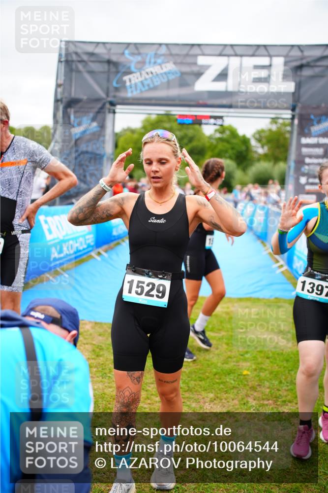 30.08.2026 - Elbe Triathlon Hamburg LAZAROV Photography http://msf.ph/oto/10064544 30.08.2026 12:05:39 Ziel 564, 1475, 1577 meine-sportfotos.de