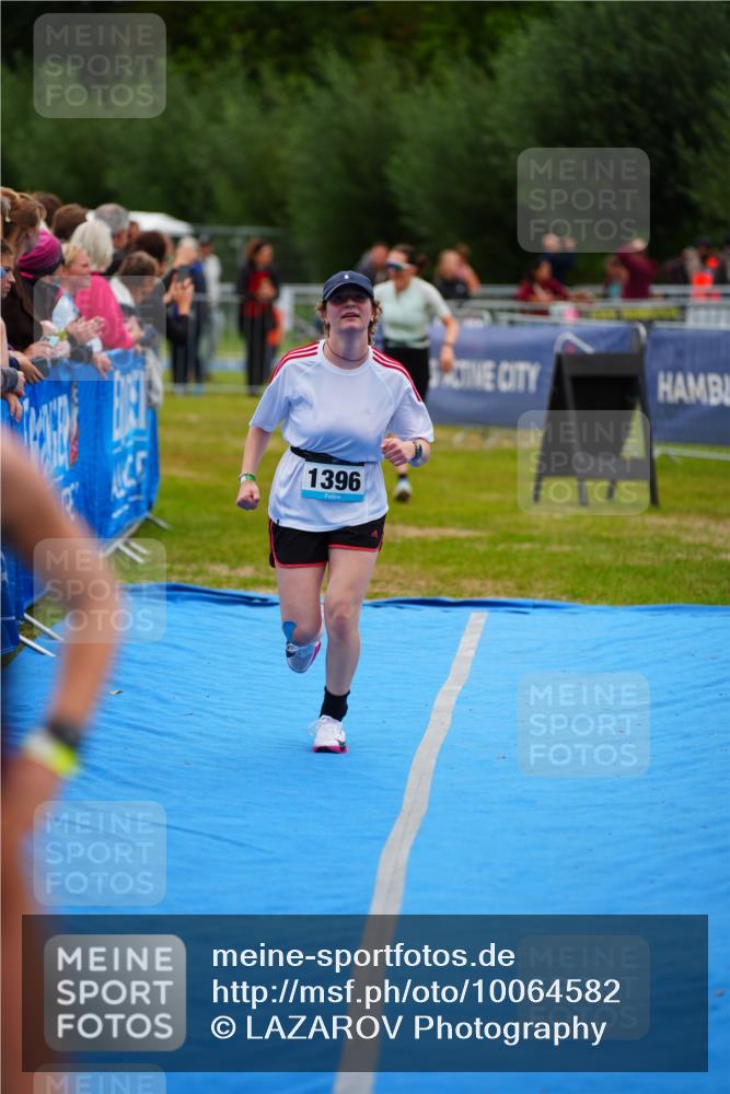 30.08.2026 - Elbe Triathlon Hamburg LAZAROV Photography http://msf.ph/oto/10064582 30.08.2026 12:05:54 Ziel 1396, 1398 meine-sportfotos.de