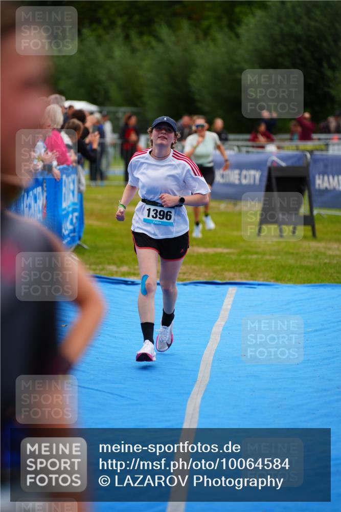 30.08.2026 - Elbe Triathlon Hamburg LAZAROV Photography http://msf.ph/oto/10064584 30.08.2026 12:05:54 Ziel 1396, 1398 meine-sportfotos.de