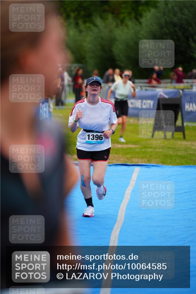 30.08.2026 - Elbe Triathlon Hamburg LAZAROV Photography http://msf.ph/oto/10064585 30.08.2026 12:05:54 Ziel 1396, 1398 meine-sportfotos.de