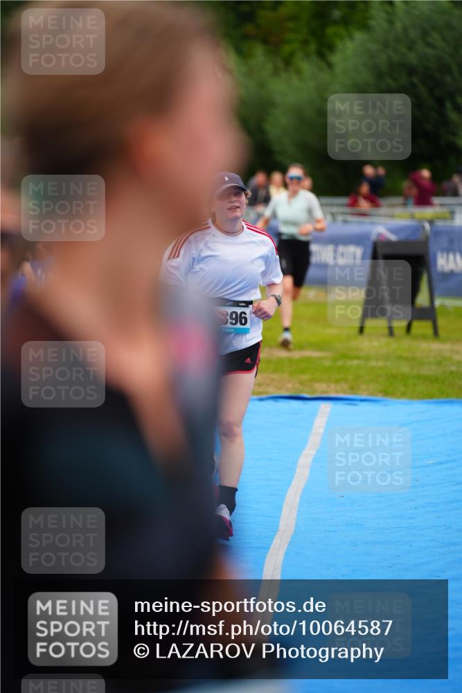 30.08.2026 - Elbe Triathlon Hamburg LAZAROV Photography http://msf.ph/oto/10064587 30.08.2026 12:05:54 Ziel 1396, 1398 meine-sportfotos.de