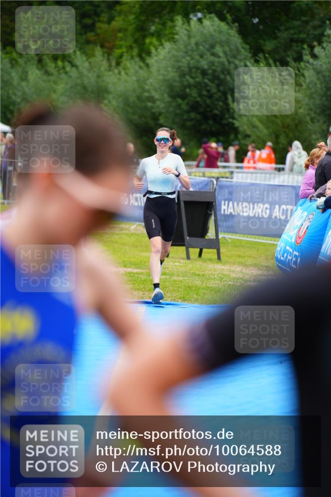 30.08.2026 - Elbe Triathlon Hamburg LAZAROV Photography http://msf.ph/oto/10064588 30.08.2026 12:05:55 Ziel 1396, 1398 meine-sportfotos.de