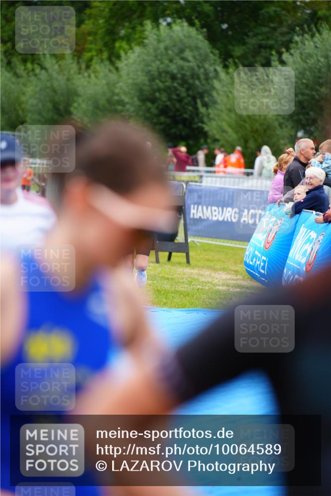 30.08.2026 - Elbe Triathlon Hamburg LAZAROV Photography http://msf.ph/oto/10064589 30.08.2026 12:05:56 Ziel 1396, 1398 meine-sportfotos.de