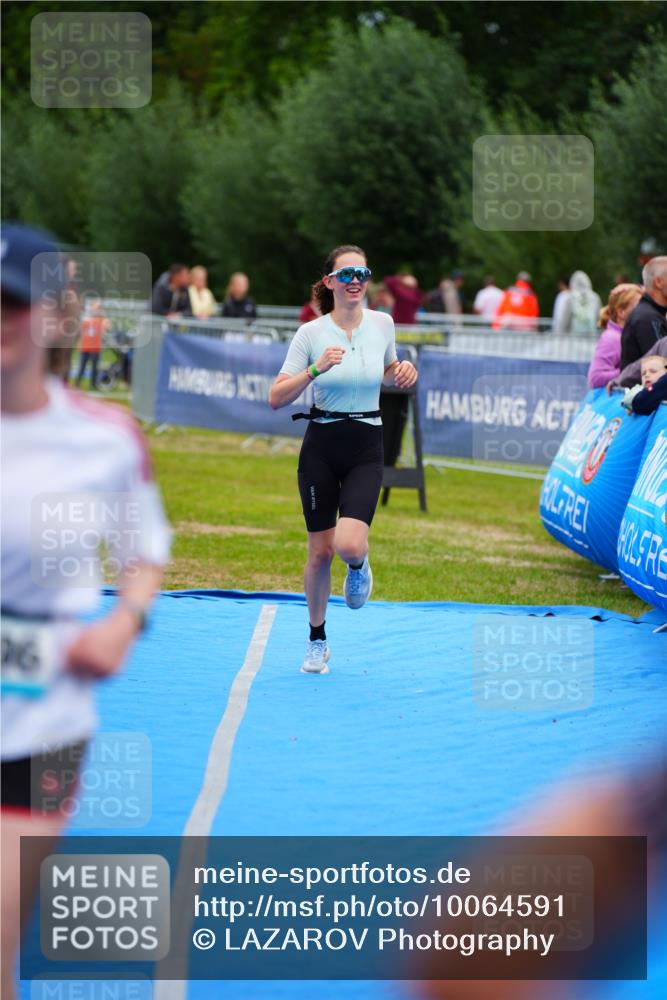 30.08.2026 - Elbe Triathlon Hamburg LAZAROV Photography http://msf.ph/oto/10064591 30.08.2026 12:05:56 Ziel 1396, 1398 meine-sportfotos.de