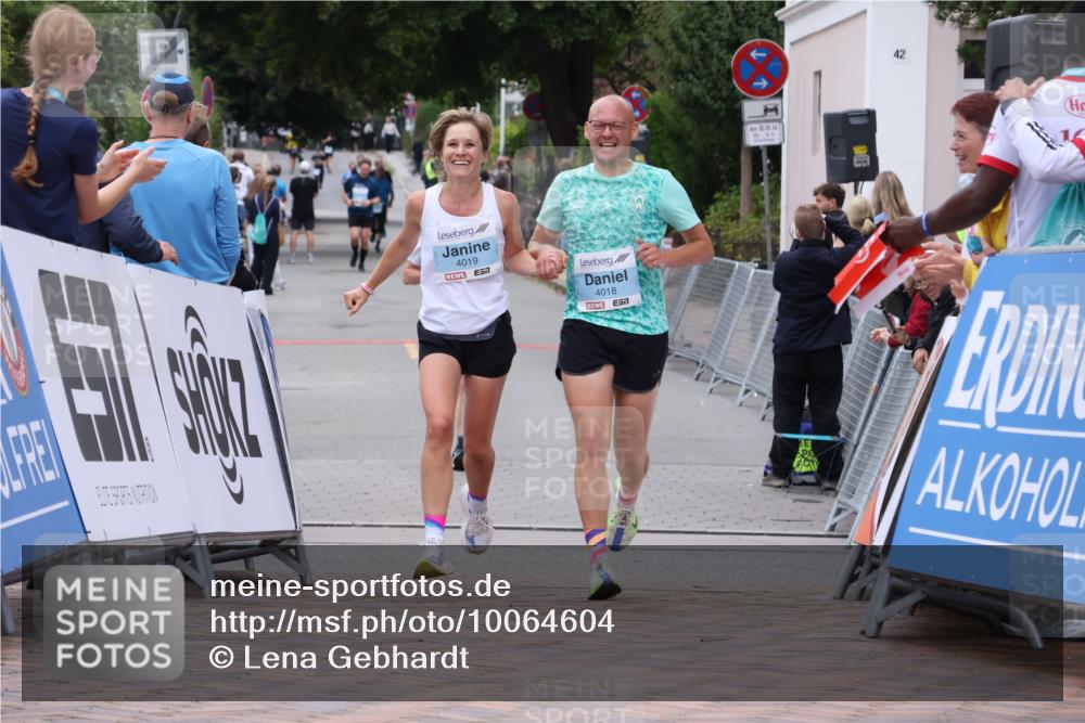30.08.2026 - Blankeneser Heldenlauf Lena Gebhardt http://msf.ph/oto/10064604 30.08.2026 12:45:53 Ziel 4018, 4019 meine-sportfotos.de
