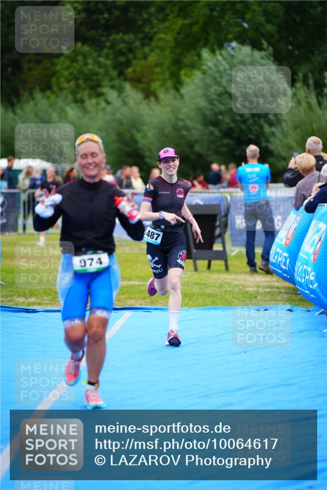 30.08.2026 - Elbe Triathlon Hamburg LAZAROV Photography http://msf.ph/oto/10064617 30.08.2026 12:06:19 Ziel 974, 1402, 1487 meine-sportfotos.de