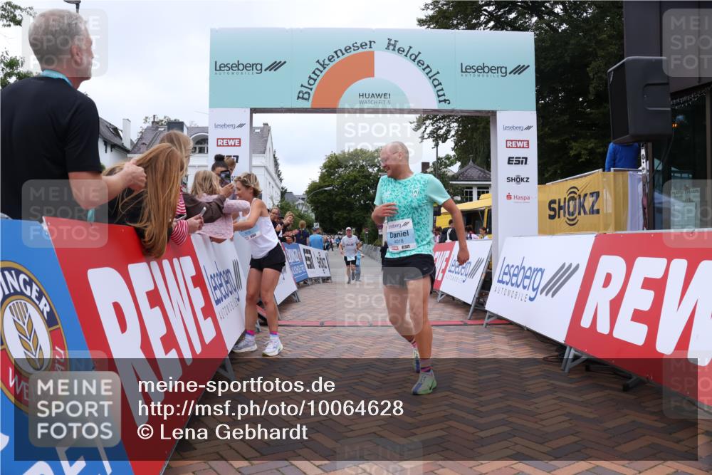 30.08.2026 - Blankeneser Heldenlauf Lena Gebhardt http://msf.ph/oto/10064628 30.08.2026 12:45:58 Ziel 4018, 4019, 4053 meine-sportfotos.de