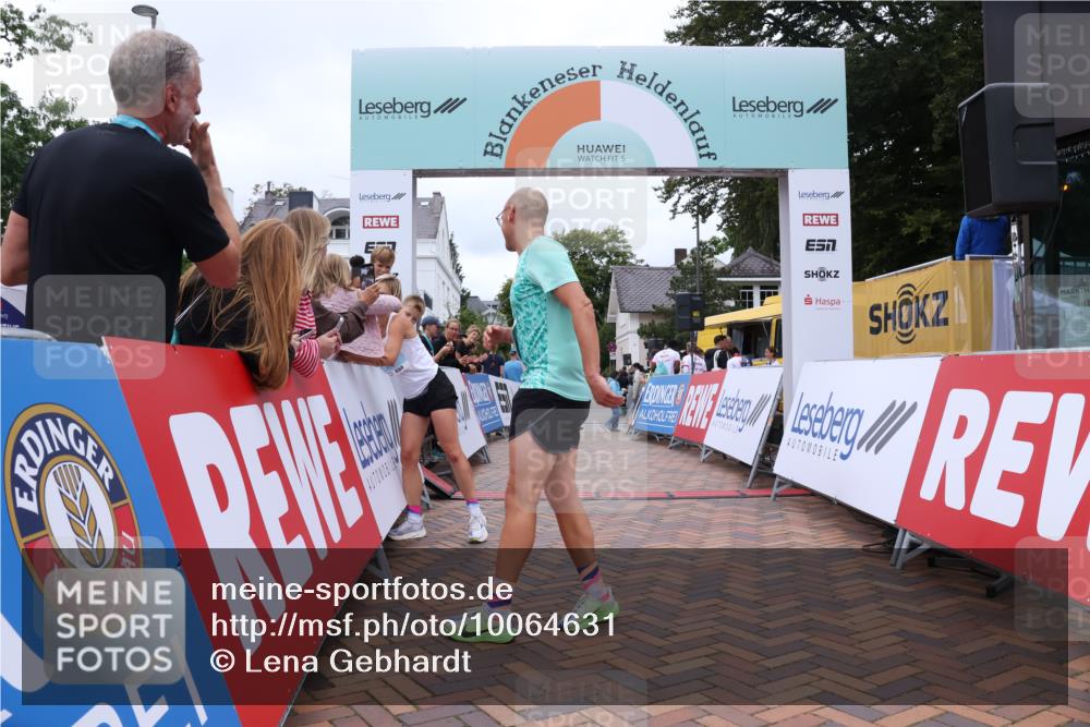 30.08.2026 - Blankeneser Heldenlauf Lena Gebhardt http://msf.ph/oto/10064631 30.08.2026 12:45:59 Ziel 4018, 4019, 4053 meine-sportfotos.de
