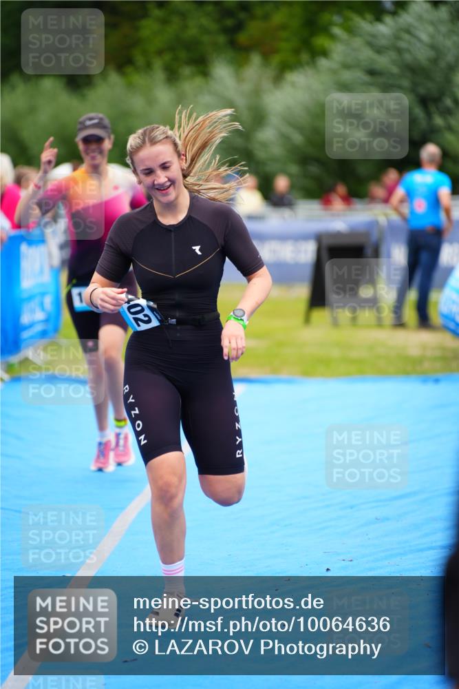 30.08.2026 - Elbe Triathlon Hamburg LAZAROV Photography http://msf.ph/oto/10064636 30.08.2026 12:06:27 Ziel 1402, 1493, 1703 meine-sportfotos.de