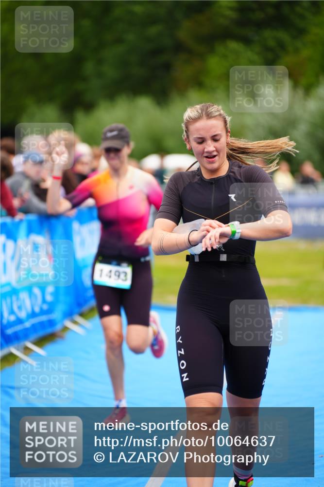 30.08.2026 - Elbe Triathlon Hamburg LAZAROV Photography http://msf.ph/oto/10064637 30.08.2026 12:06:27 Ziel 1402, 1493, 1703 meine-sportfotos.de
