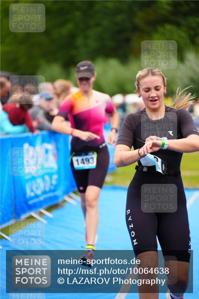 30.08.2026 - Elbe Triathlon Hamburg LAZAROV Photography http://msf.ph/oto/10064638 30.08.2026 12:06:28 Ziel 1402, 1493, 1703 meine-sportfotos.de