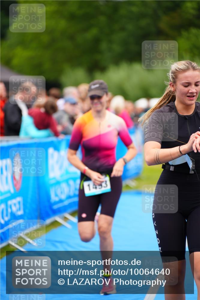 30.08.2026 - Elbe Triathlon Hamburg LAZAROV Photography http://msf.ph/oto/10064640 30.08.2026 12:06:28 Ziel 1402, 1493, 1703 meine-sportfotos.de