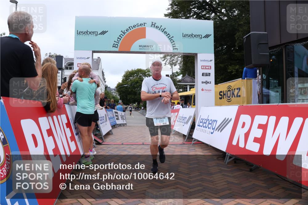 30.08.2026 - Blankeneser Heldenlauf Lena Gebhardt http://msf.ph/oto/10064642 30.08.2026 12:46:03 Ziel 4018, 4019, 4053 meine-sportfotos.de