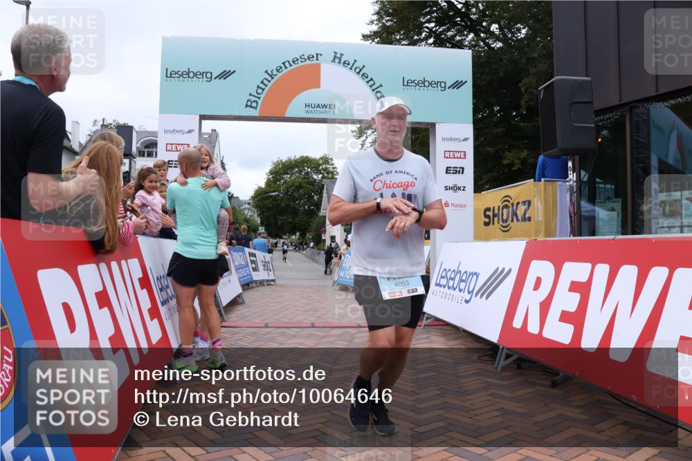 30.08.2026 - Blankeneser Heldenlauf Lena Gebhardt http://msf.ph/oto/10064646 30.08.2026 12:46:04 Ziel 4018, 4019, 4053 meine-sportfotos.de