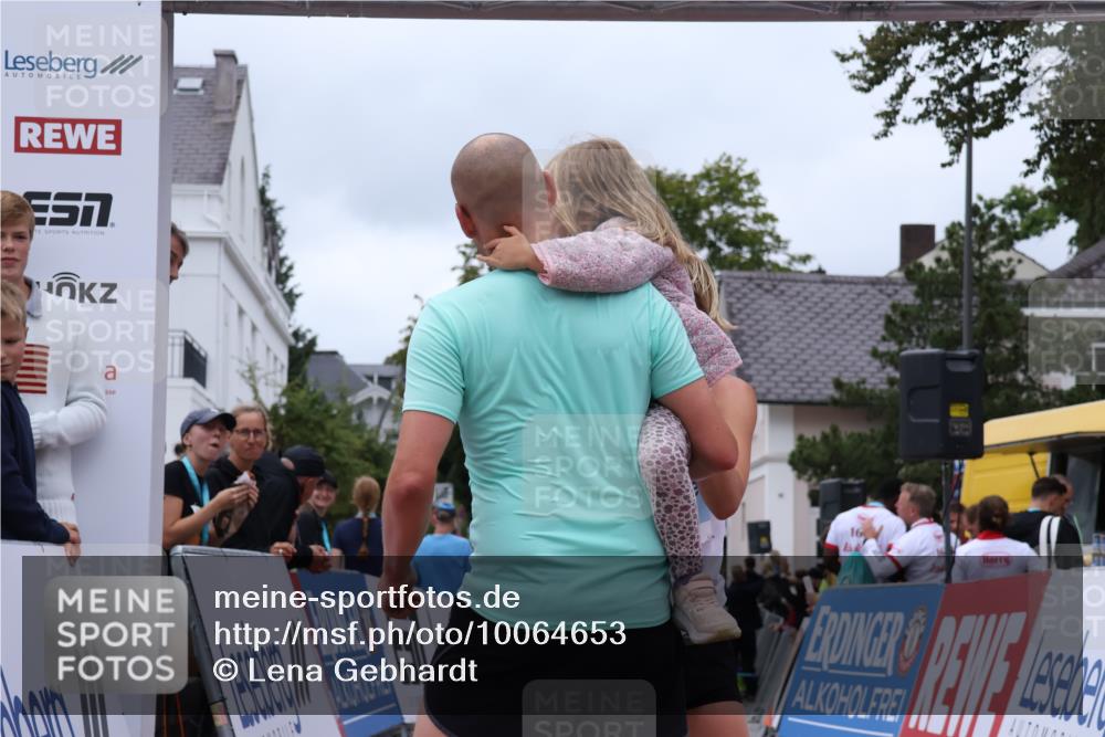 30.08.2026 - Blankeneser Heldenlauf Lena Gebhardt http://msf.ph/oto/10064653 30.08.2026 12:46:05 Ziel 4018, 4019, 4053 meine-sportfotos.de