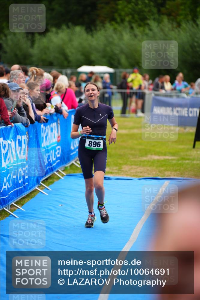 30.08.2026 - Elbe Triathlon Hamburg LAZAROV Photography http://msf.ph/oto/10064691 30.08.2026 12:06:58 Ziel 896, 1513, 1610 meine-sportfotos.de