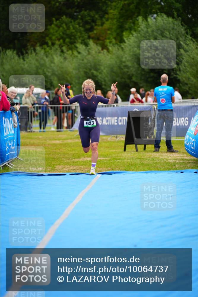 30.08.2026 - Elbe Triathlon Hamburg LAZAROV Photography http://msf.ph/oto/10064737 30.08.2026 12:07:25 Ziel 923 meine-sportfotos.de