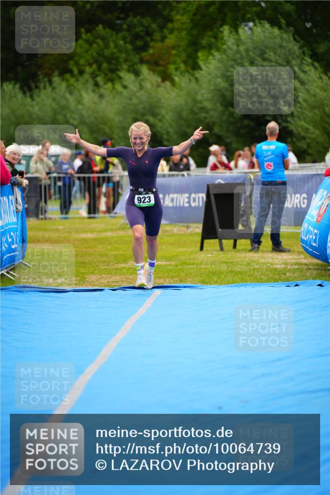 30.08.2026 - Elbe Triathlon Hamburg LAZAROV Photography http://msf.ph/oto/10064739 30.08.2026 12:07:25 Ziel 923 meine-sportfotos.de