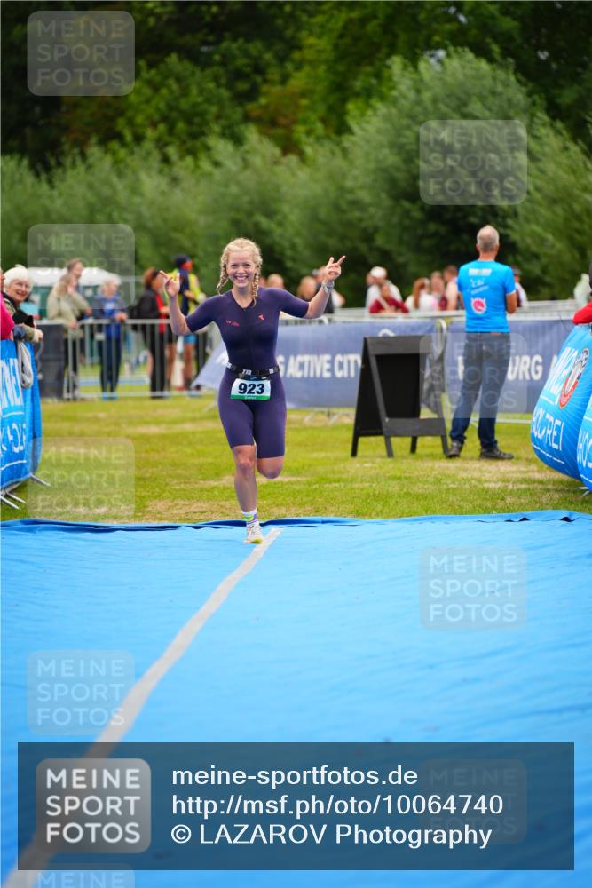 30.08.2026 - Elbe Triathlon Hamburg LAZAROV Photography http://msf.ph/oto/10064740 30.08.2026 12:07:25 Ziel 923 meine-sportfotos.de