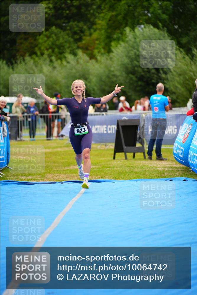 30.08.2026 - Elbe Triathlon Hamburg LAZAROV Photography http://msf.ph/oto/10064742 30.08.2026 12:07:25 Ziel 923 meine-sportfotos.de