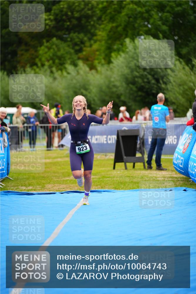 30.08.2026 - Elbe Triathlon Hamburg LAZAROV Photography http://msf.ph/oto/10064743 30.08.2026 12:07:26 Ziel 923 meine-sportfotos.de