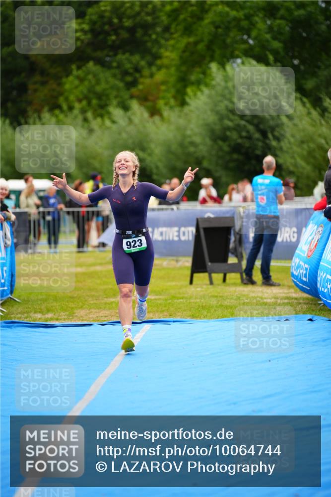 30.08.2026 - Elbe Triathlon Hamburg LAZAROV Photography http://msf.ph/oto/10064744 30.08.2026 12:07:26 Ziel 923 meine-sportfotos.de