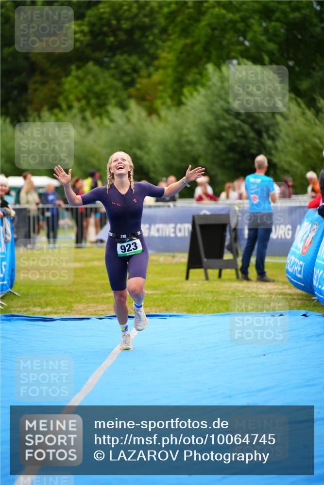 30.08.2026 - Elbe Triathlon Hamburg LAZAROV Photography http://msf.ph/oto/10064745 30.08.2026 12:07:26 Ziel 923 meine-sportfotos.de