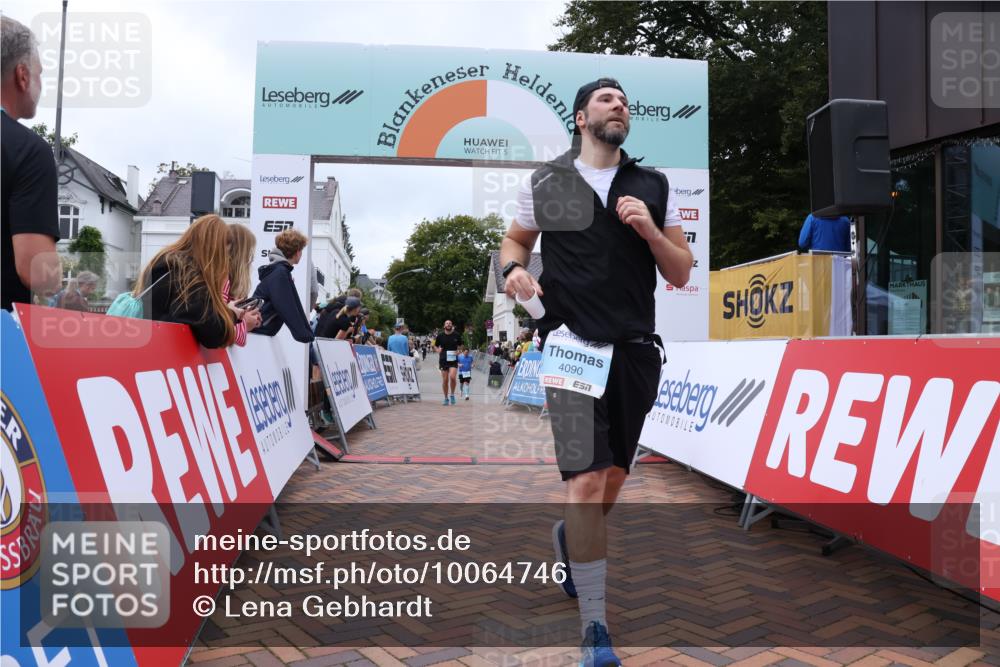 30.08.2026 - Blankeneser Heldenlauf Lena Gebhardt http://msf.ph/oto/10064746 30.08.2026 12:46:29 Ziel 4090, 4192, 4198 meine-sportfotos.de