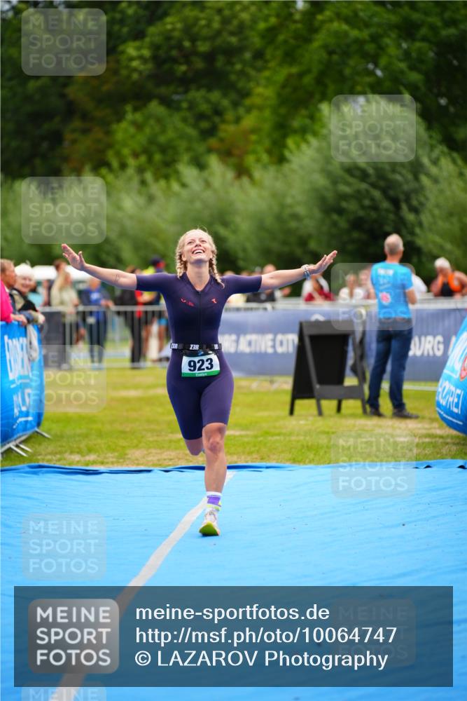 30.08.2026 - Elbe Triathlon Hamburg LAZAROV Photography http://msf.ph/oto/10064747 30.08.2026 12:07:26 Ziel 923 meine-sportfotos.de