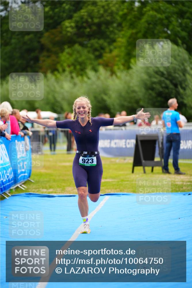 30.08.2026 - Elbe Triathlon Hamburg LAZAROV Photography http://msf.ph/oto/10064750 30.08.2026 12:07:27 Ziel 923 meine-sportfotos.de