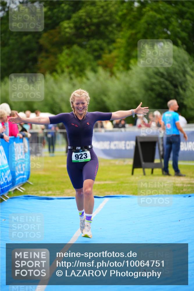 30.08.2026 - Elbe Triathlon Hamburg LAZAROV Photography http://msf.ph/oto/10064751 30.08.2026 12:07:27 Ziel 923 meine-sportfotos.de