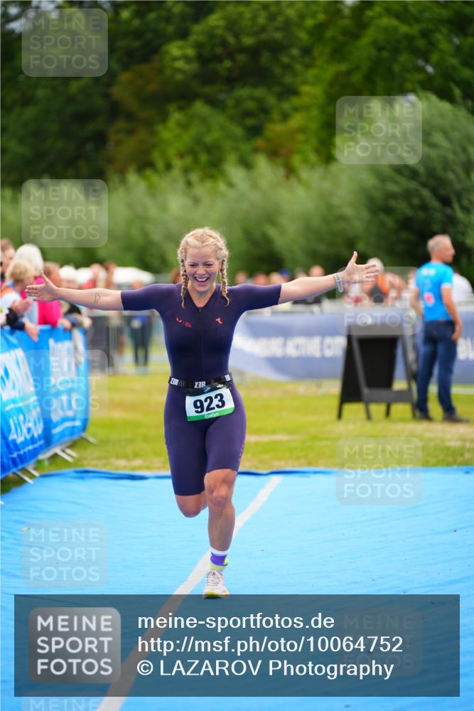 30.08.2026 - Elbe Triathlon Hamburg LAZAROV Photography http://msf.ph/oto/10064752 30.08.2026 12:07:27 Ziel 923 meine-sportfotos.de