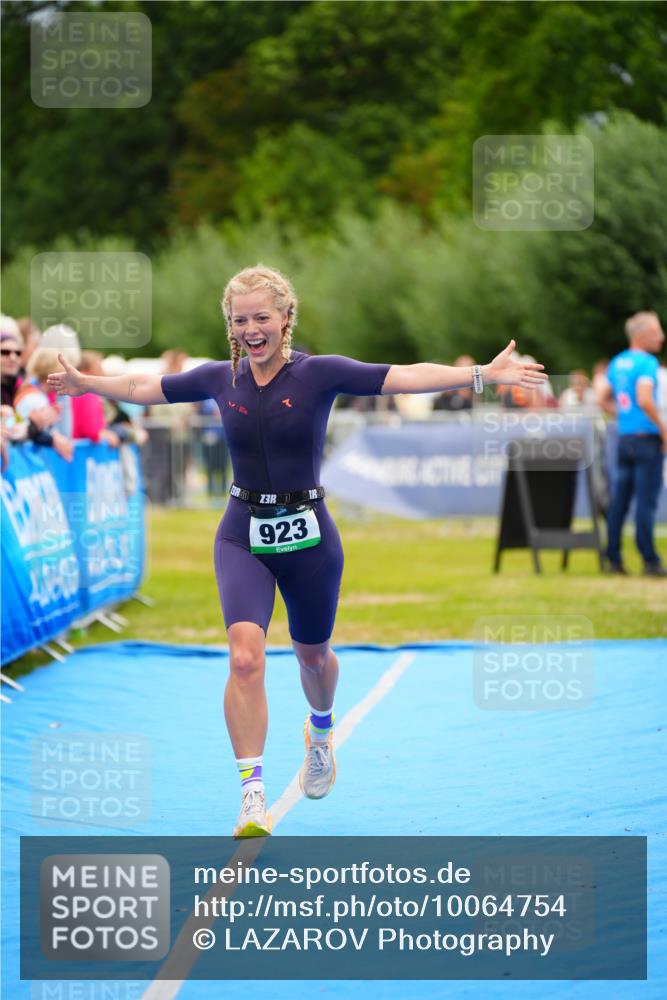30.08.2026 - Elbe Triathlon Hamburg LAZAROV Photography http://msf.ph/oto/10064754 30.08.2026 12:07:27 Ziel 923 meine-sportfotos.de