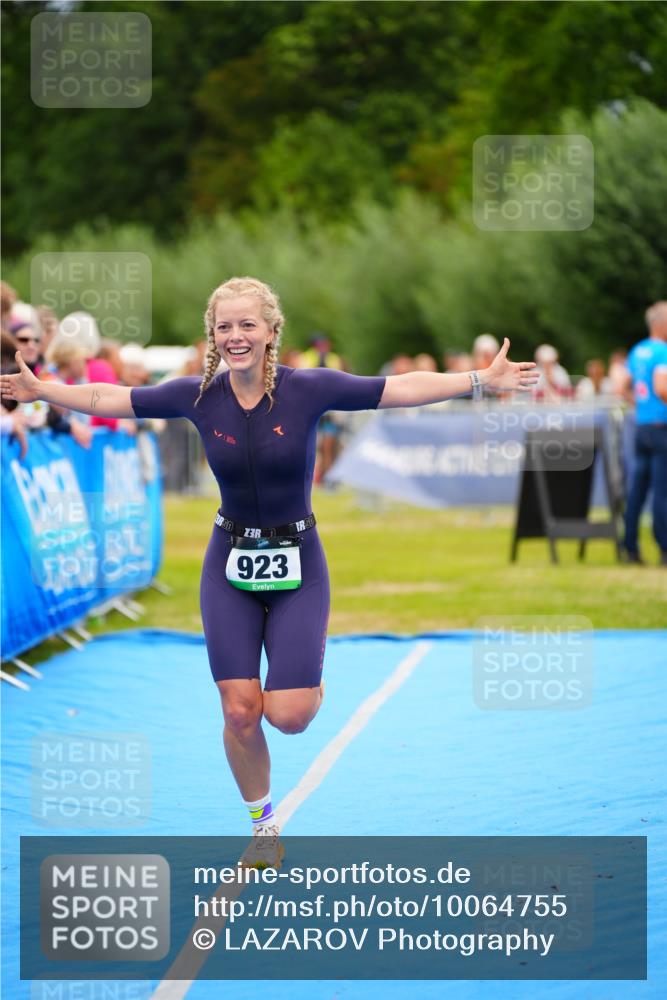 30.08.2026 - Elbe Triathlon Hamburg LAZAROV Photography http://msf.ph/oto/10064755 30.08.2026 12:07:27 Ziel 923 meine-sportfotos.de