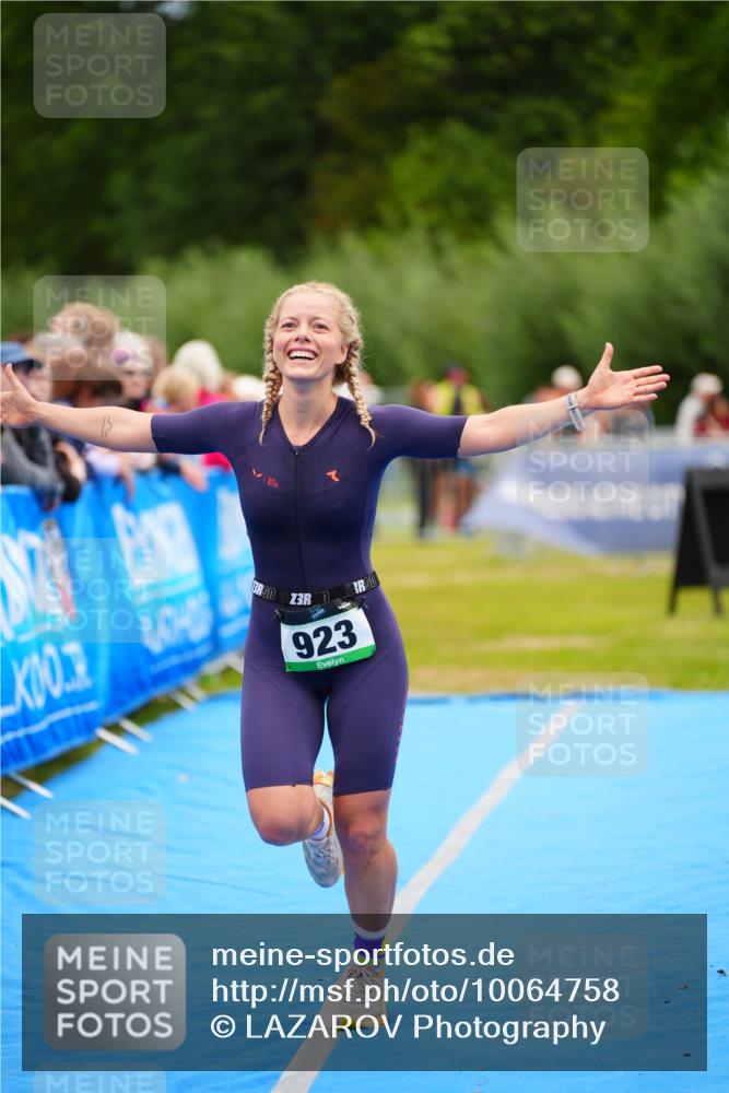 30.08.2026 - Elbe Triathlon Hamburg LAZAROV Photography http://msf.ph/oto/10064758 30.08.2026 12:07:28 Ziel 923 meine-sportfotos.de