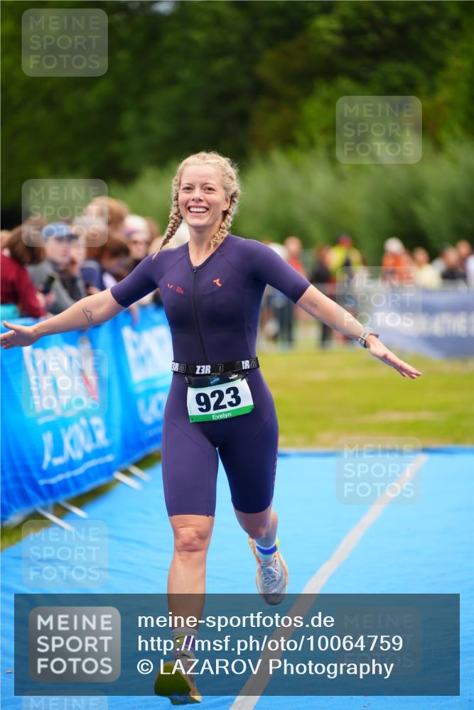 30.08.2026 - Elbe Triathlon Hamburg LAZAROV Photography http://msf.ph/oto/10064759 30.08.2026 12:07:28 Ziel 923 meine-sportfotos.de