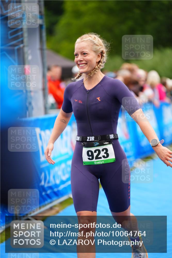 30.08.2026 - Elbe Triathlon Hamburg LAZAROV Photography http://msf.ph/oto/10064764 30.08.2026 12:07:29 Ziel 923 meine-sportfotos.de