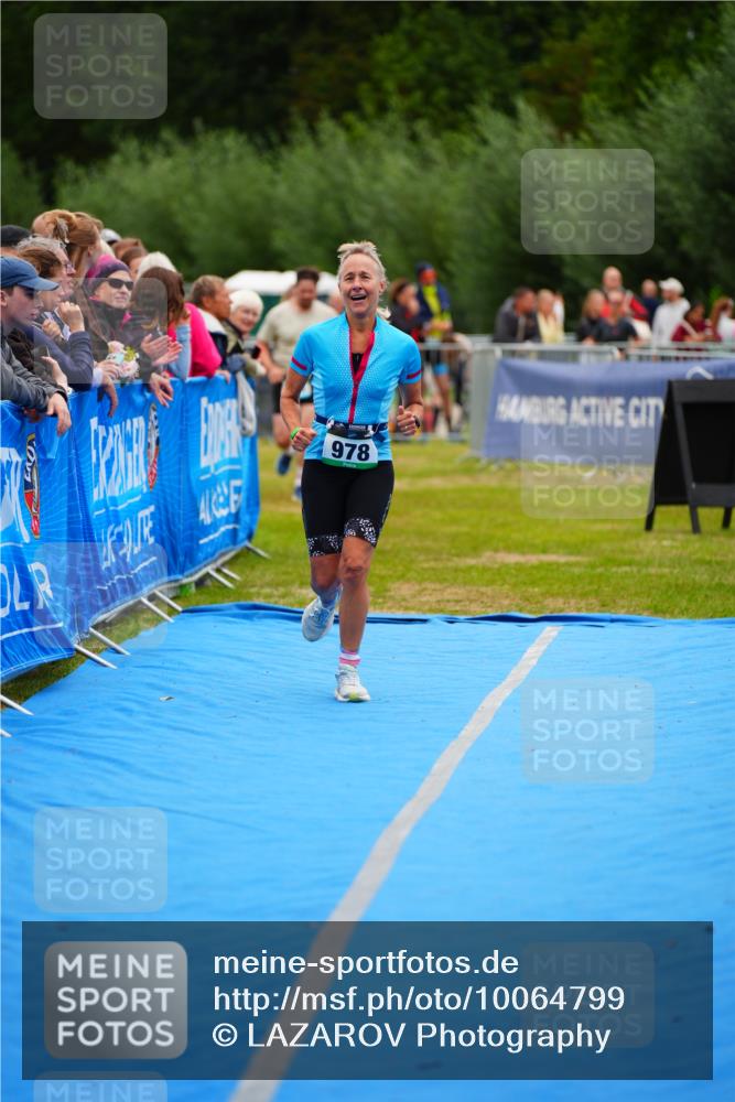 30.08.2026 - Elbe Triathlon Hamburg LAZAROV Photography http://msf.ph/oto/10064799 30.08.2026 12:07:50 Ziel 978, 1095 meine-sportfotos.de