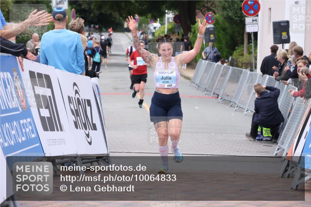 30.08.2026 - Blankeneser Heldenlauf Lena Gebhardt http://msf.ph/oto/10064833 30.08.2026 12:46:57 Ziel 4175, 4236, 4315 meine-sportfotos.de