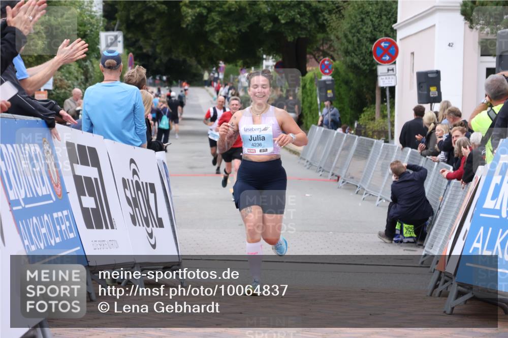 30.08.2026 - Blankeneser Heldenlauf Lena Gebhardt http://msf.ph/oto/10064837 30.08.2026 12:46:58 Ziel 4175, 4236, 4315 meine-sportfotos.de