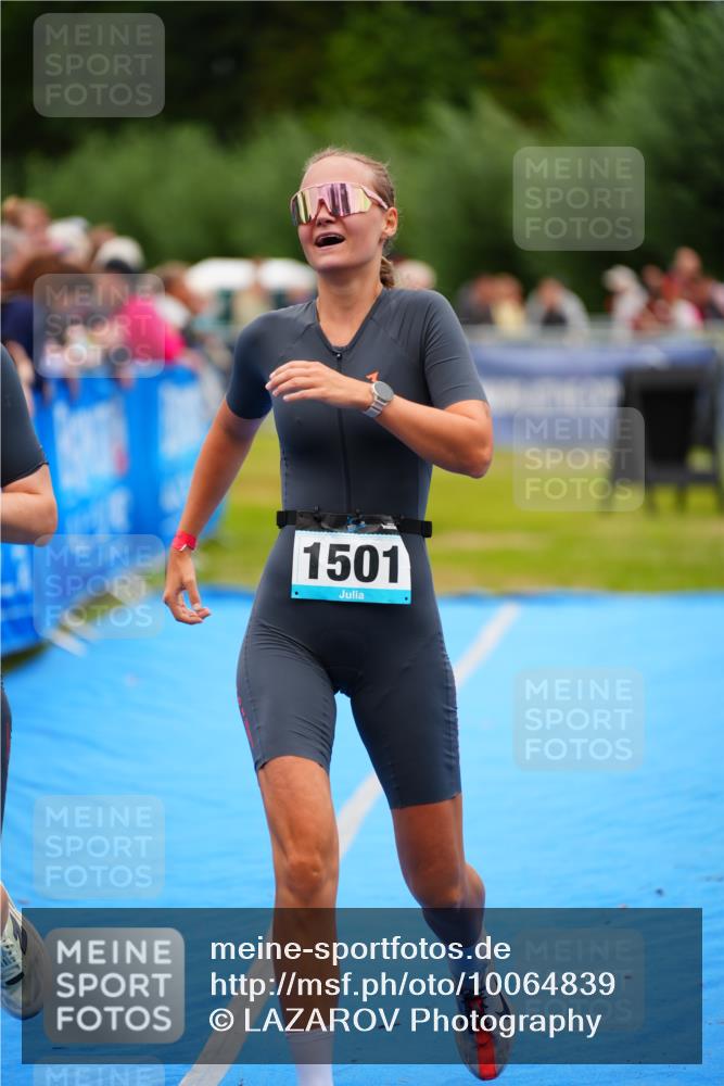 30.08.2026 - Elbe Triathlon Hamburg LAZAROV Photography http://msf.ph/oto/10064839 30.08.2026 12:08:01 Ziel 835, 1366, 1501 meine-sportfotos.de