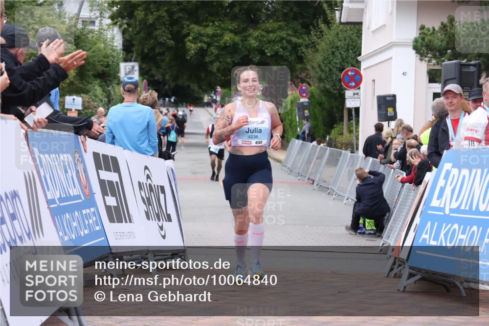 30.08.2026 - Blankeneser Heldenlauf Lena Gebhardt http://msf.ph/oto/10064840 30.08.2026 12:46:59 Ziel 4175, 4236, 4315 meine-sportfotos.de
