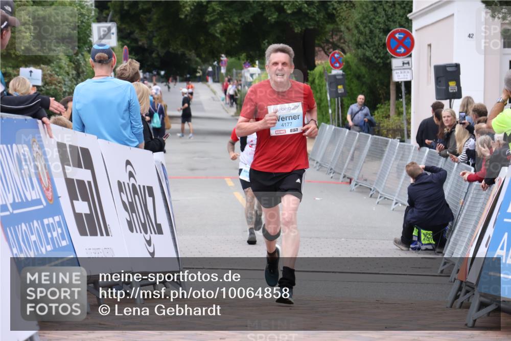 30.08.2026 - Blankeneser Heldenlauf Lena Gebhardt http://msf.ph/oto/10064858 30.08.2026 12:47:05 Ziel 4177, 4236 meine-sportfotos.de